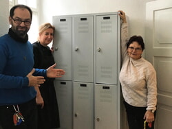 3 Personen stehen um einen neuen Spindschrank und sagen daf&uuml;r vielen Dank